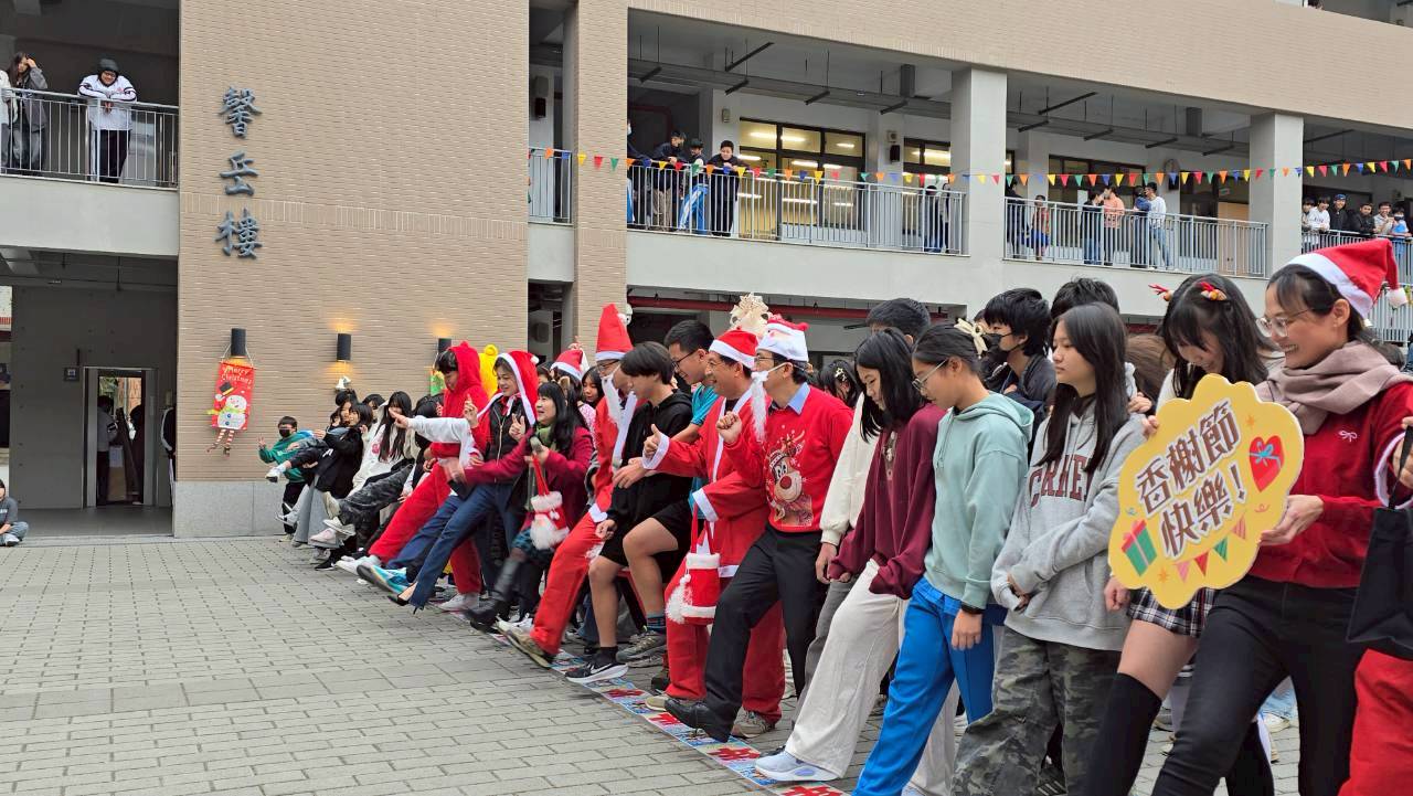 一張含有 服裝, 人員, 足部穿著, 建築 的圖片

AI 產生的內容可能不正確。