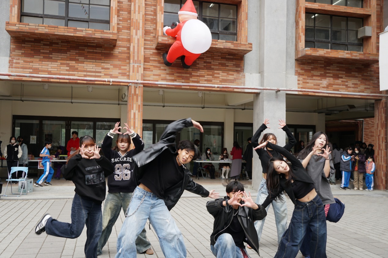 一張含有 服裝, 牛仔褲, 人員, 建築 的圖片

AI 產生的內容可能不正確。