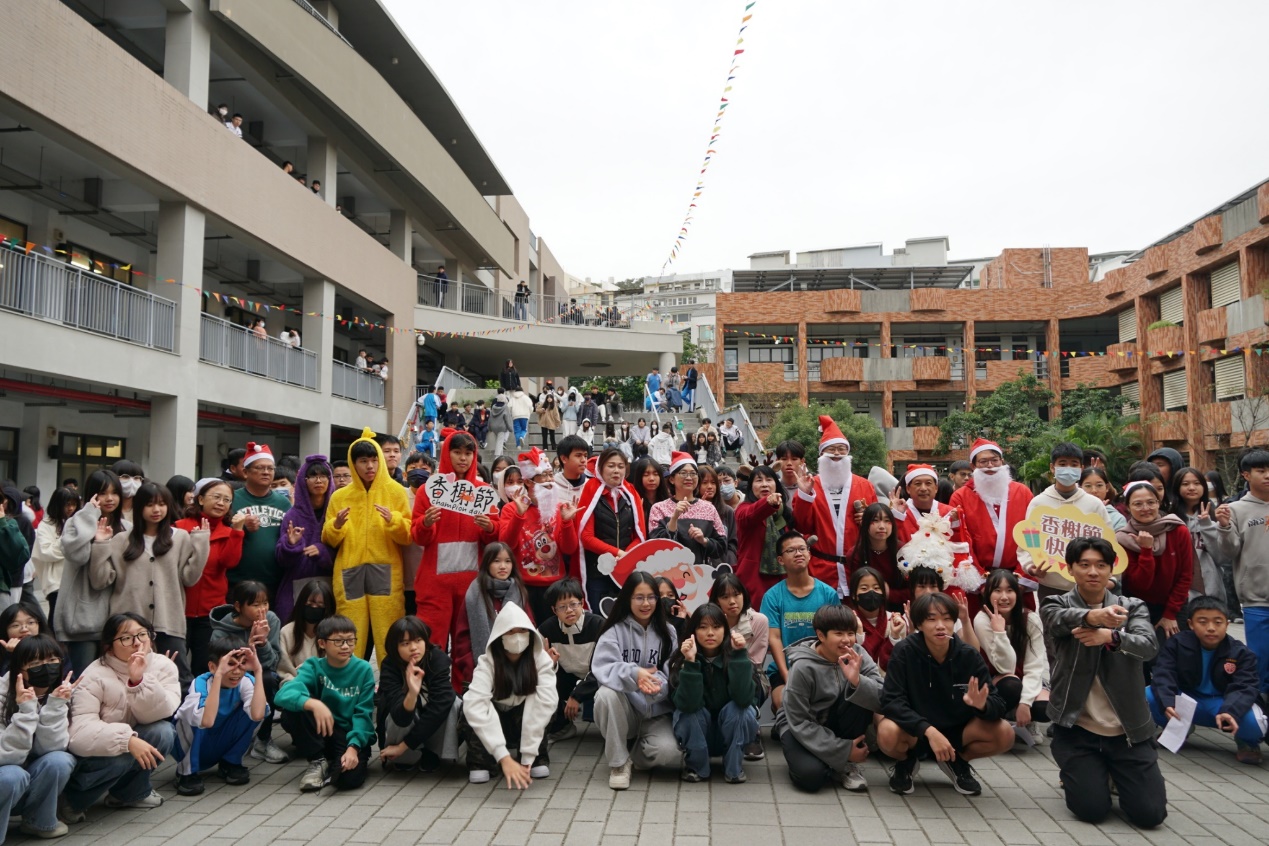 一張含有 服裝, 人員, 戶外, 足部穿著 的圖片

AI 產生的內容可能不正確。