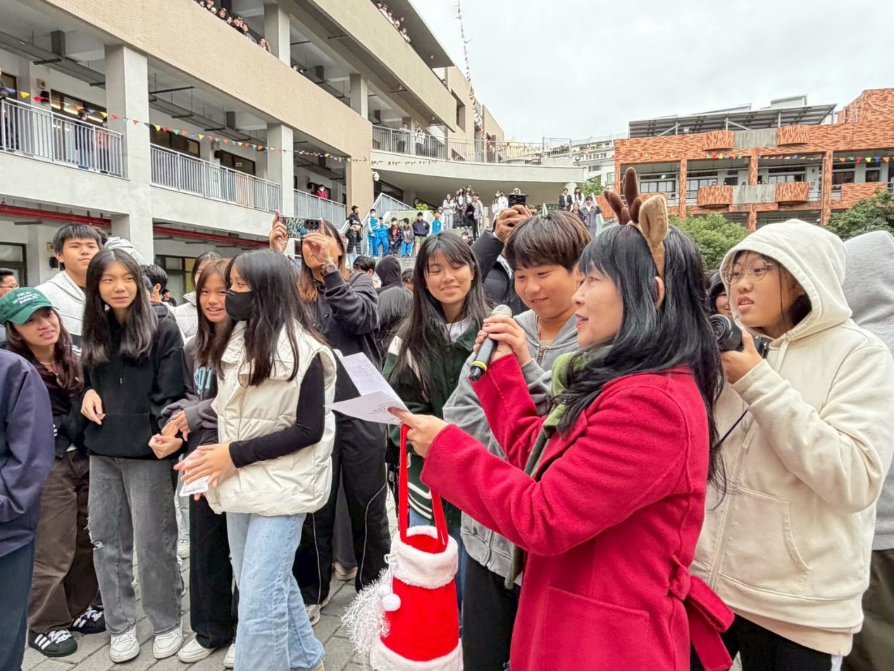 一張含有 服裝, 人員, 戶外, 天空 的圖片

AI 產生的內容可能不正確。