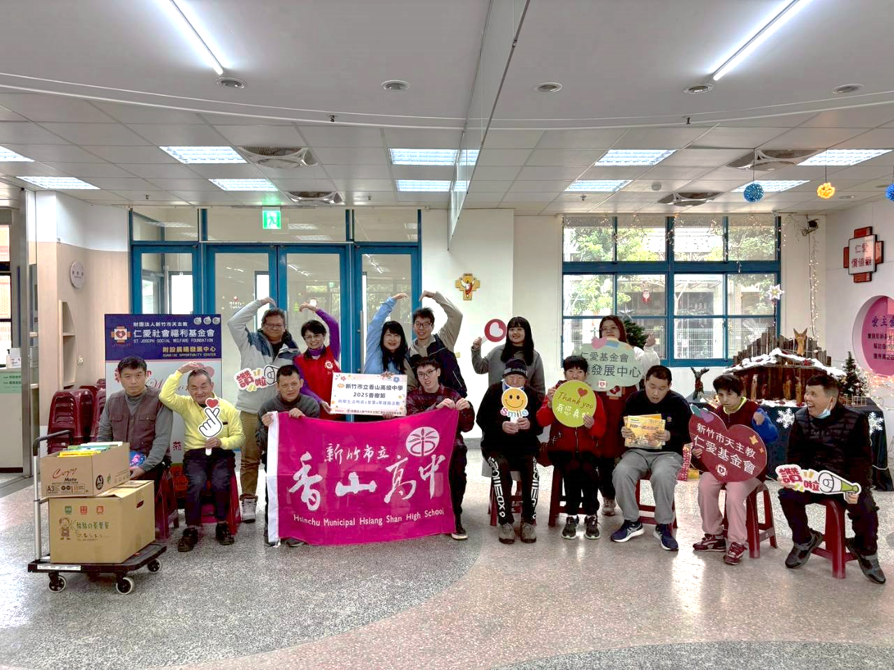 一張含有 服裝, 足部穿著, 天花板, 室內 的圖片

AI 產生的內容可能不正確。